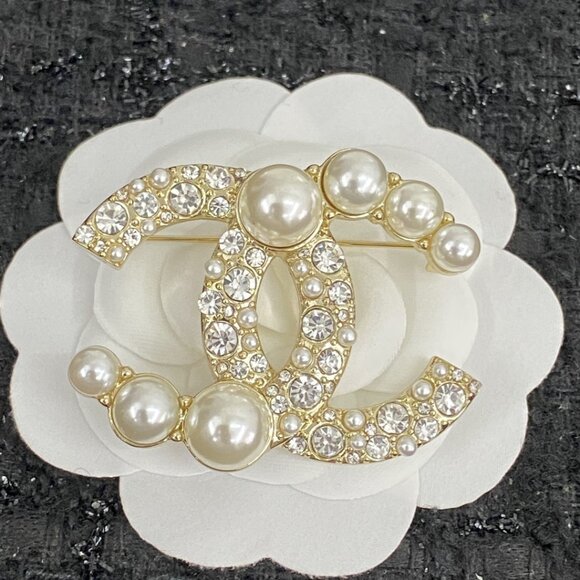 This Chanel gold brooch - Picture 1 of 6